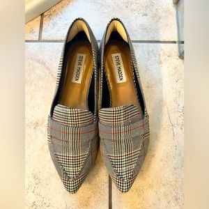 Steve Madden Size 7.5 Plaid Pointed Toe Flat Loafers with Pink Detail